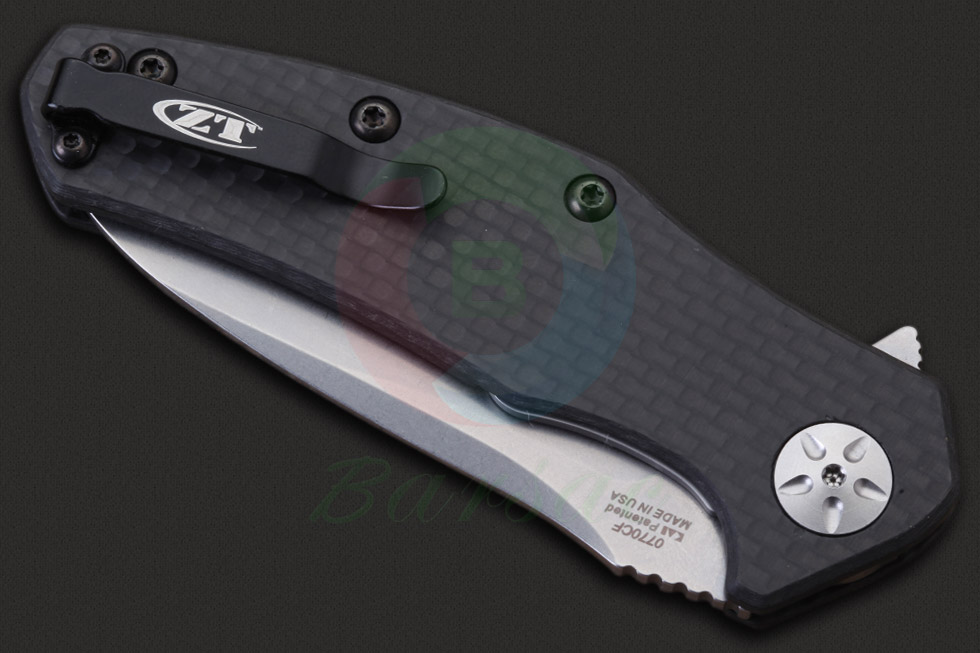 Zero Tolerance零误差这款战术折叠刀刀柄采用不锈钢内衬和外部贴附碳纤维材质，更加美观舒适