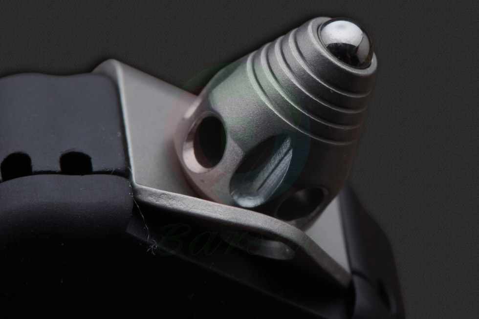 微技术这款圣甲虫直跳拥有ELMAX不锈钢打造的水滴头刀身，全刃设计为刀具提供强大精确的切削能力