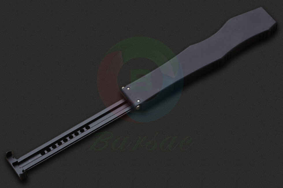 微技术这款150-1采用新型ELMAX不锈钢制造的刀身，刀身表面采用黑色涂层处理，刀根和中部血槽两侧采用缎面手法进行处理，增加作品的美观度和收藏性