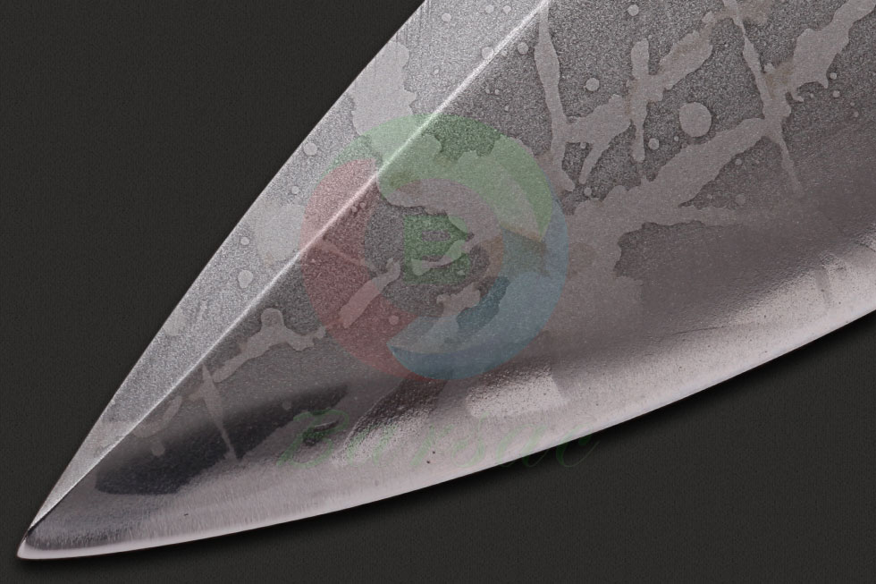 松田菊男的这款一体式的刀身设计，增加了这把刀额外的强度，刀身沿用菊男老师钟爱的OU-31钢，几何形刀头配合刀背的假刃，让这把刀具有非常出色的击啄和穿刺表现