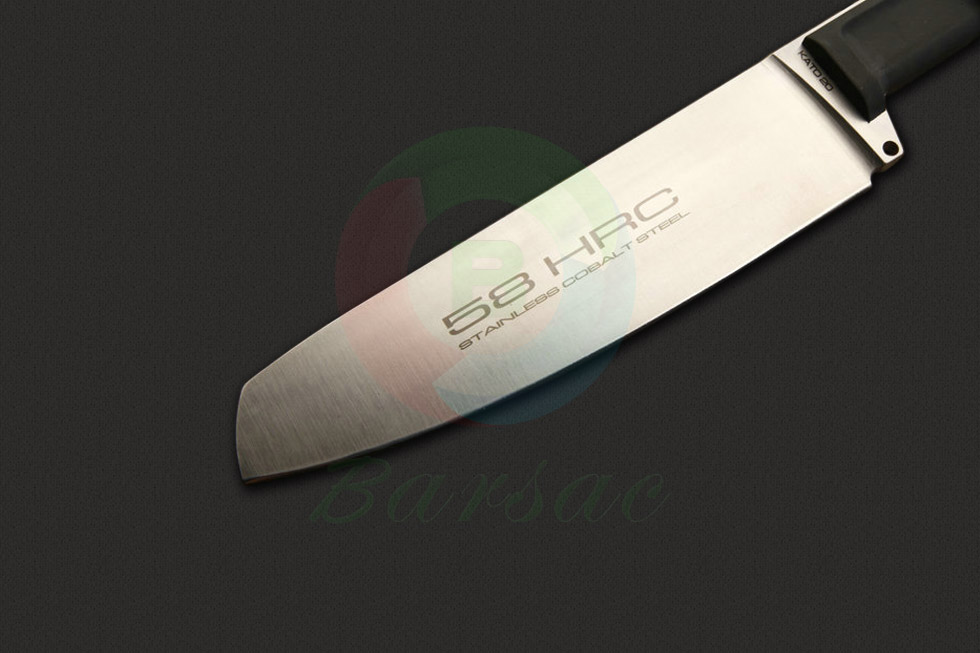 Extrema Ratio 意大利极端武力这款菜刀刀身采用N690不锈钢制成，通体使用缎面拉丝手法处理，隐隐可见细碎的炫丽反光