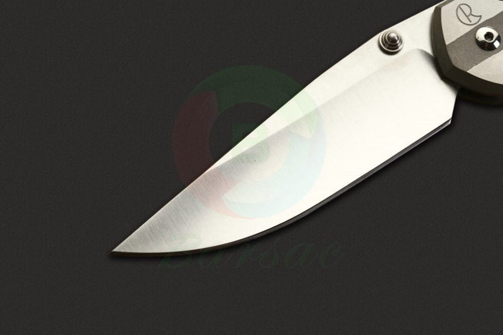 Chris Reeve是手工刀界呼声最高的制刀师，以高水准的直柄刀和叫做Sebenza的边锁折刀而闻名于世，Sebenza具有一种独特的锁定装置，被称为Chris Reeve整体锁