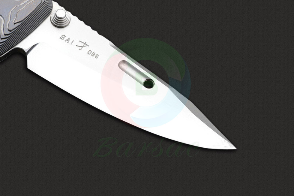 ROCKSTEAD花田洋这款折刀刀身表层使用DLC涂层处理，这种涂层细腻坚硬，对刀身进行无微不至的保护