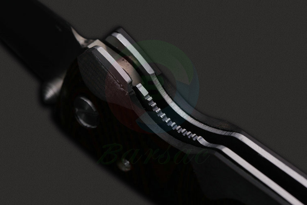 MCUSTA传世家徽的MC2系列折刀拥有一个简单而优雅的设计。黑色米卡塔的深轮廓手指凹槽手柄提供了出色的审美情趣和抓握力