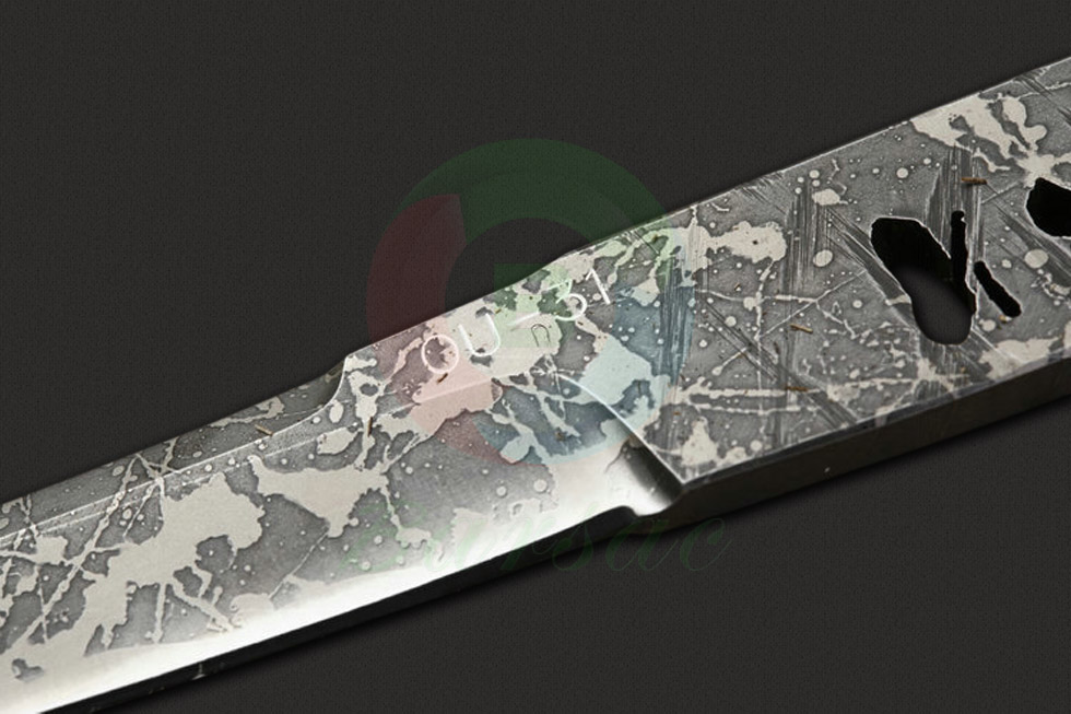 松田菊男的这款SMALL KNIFE一体镂空小颈刀为日本研磨达人松田菊男所打造，运用OU-31钢材与松田先生精湛的研磨处理功夫