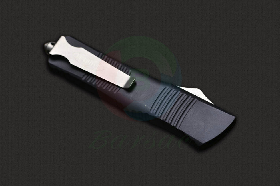 Microtech微技术这款直弹刀柄采用黑色涂层的航空级6061 T6铝材制作，柄身表面的凹槽波纹让刀具更加防滑。它具有极其复杂的内部机制，提高整把刀的功能和可靠性
