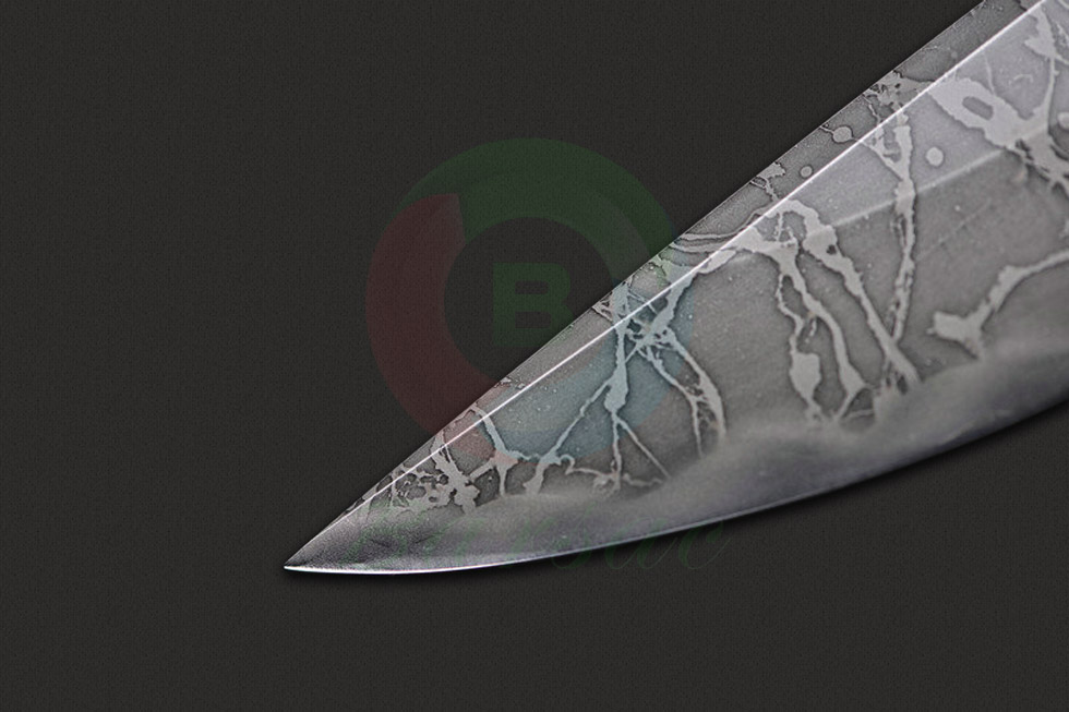 KikuMatsuda松田菊男这只新款KM595破坏之刀是最新设计制作的纯战斗作用款直刀作品。刀身由OU-31钢材制作并采用多研磨面处理，让刀具拥有极强的抗压能力