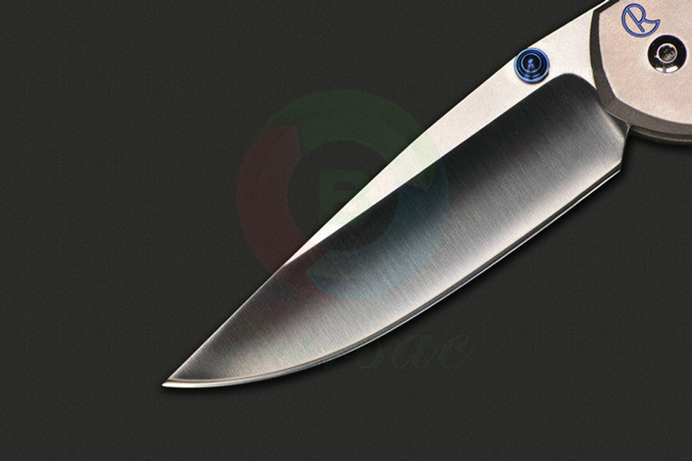 Chris Reeve是手工刀界呼声最高的制刀师，以高水准的直柄刀和叫做Sebenza的边锁折刀而闻名于世，Sebenza具有一种独特的锁定装置，被称为Chris Reeve整体锁