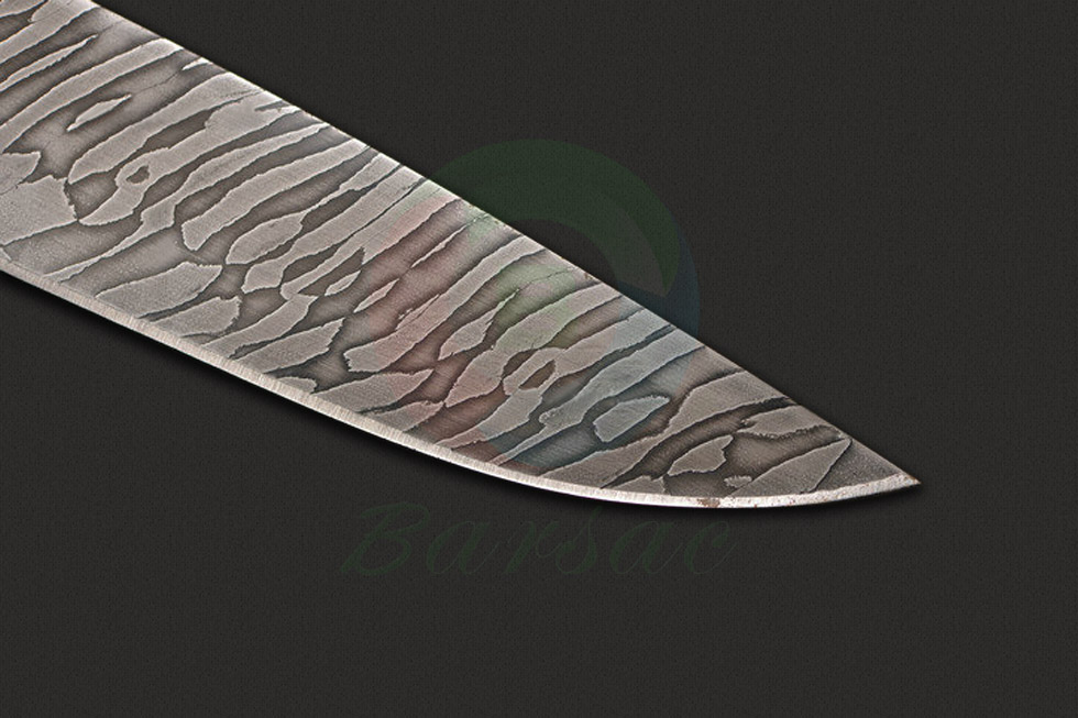 俄罗斯Olamic Cutlery永恒刀具这款作品使用专利性的HCVD大马士革钢锻造，刀身修长并密布神秘花纹
