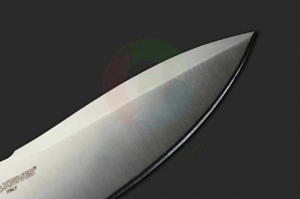 俄罗斯Olamic Cutlery永恒刀具这款作品使用专利性的HCVD大马士革钢锻造，刀身修长并密布神秘花纹