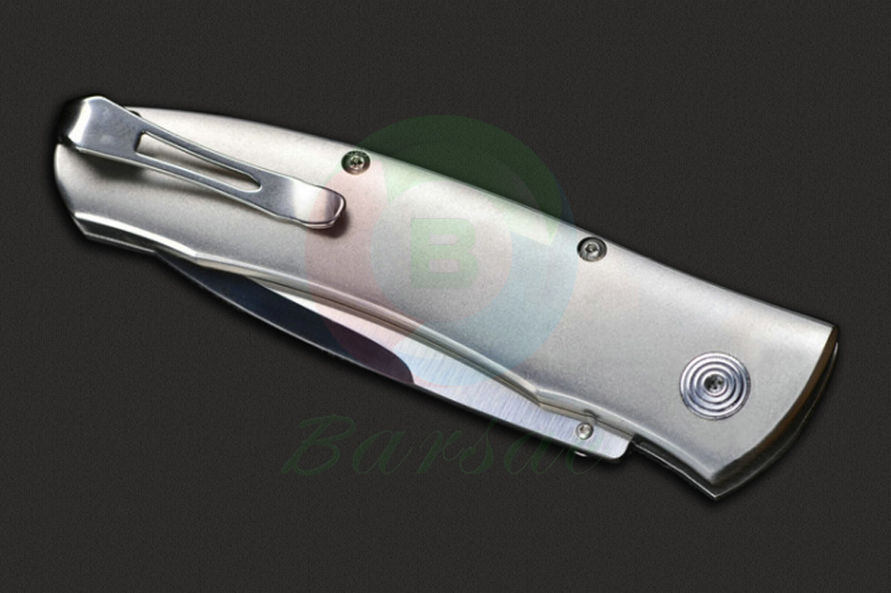 William Henry威廉亨利这款arracuda 梭鱼刃身精选刃材为S35VN超合金不锈钢，刃腹部分采用缎面拉丝研磨，精湛工艺处理的刃身让这把刃的切割能力同样出色