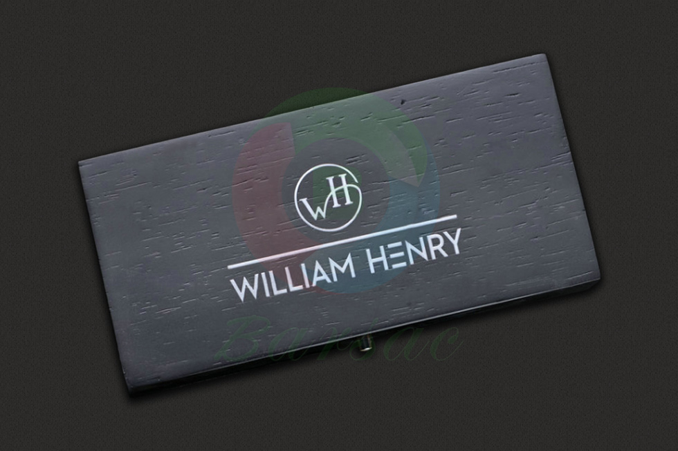 William Henry威廉亨利这款B30 Longhorn刀身精选刃材为马蜂窝状大马士革钢锻造，品相极佳，犹如狂暴海面上出现的一个个蜂窝，由大马士革钢所制造的刃身足以满足多种任务的需求