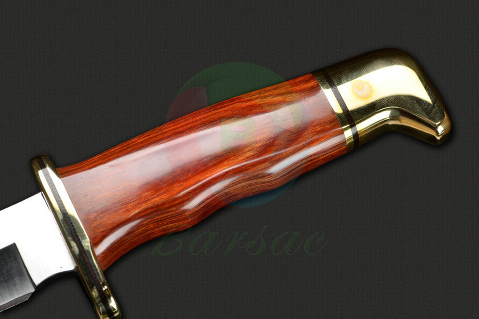 buck刀都是终身保修的，它的刃材使用美洲改造的不锈钢，高碳，高铬，使它的硬度保持在57-58HRC，并保持锋利的刀刃
