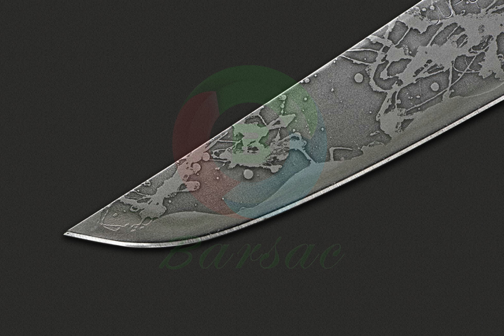 松田菊男这款Kiku Otameshi刀身以惯用的OU-31优质级工具钢为刃材，以低阻力的平磨手法对刃面进行处理，锋利度和切削手感上佳。刀身表面采用菊男独特的蚀刻处理，刀根上端刻有菊字标识和OU-31钢标号