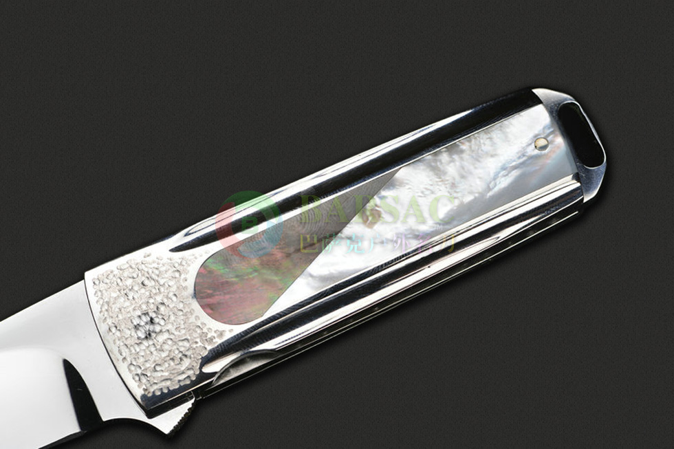 日本是一个拥有相当民族特色的国家。遵循传统古法制作日本的武士刀更是刀具收藏家的最爱。虽然现今市场上大多流通着美国刀匠所制作的手工刀，但还是有为数不少的日本刀匠结合着日本传统的刀具制作精神与现代科技所冶炼出来的钢材，制作出精美的各式手工刀