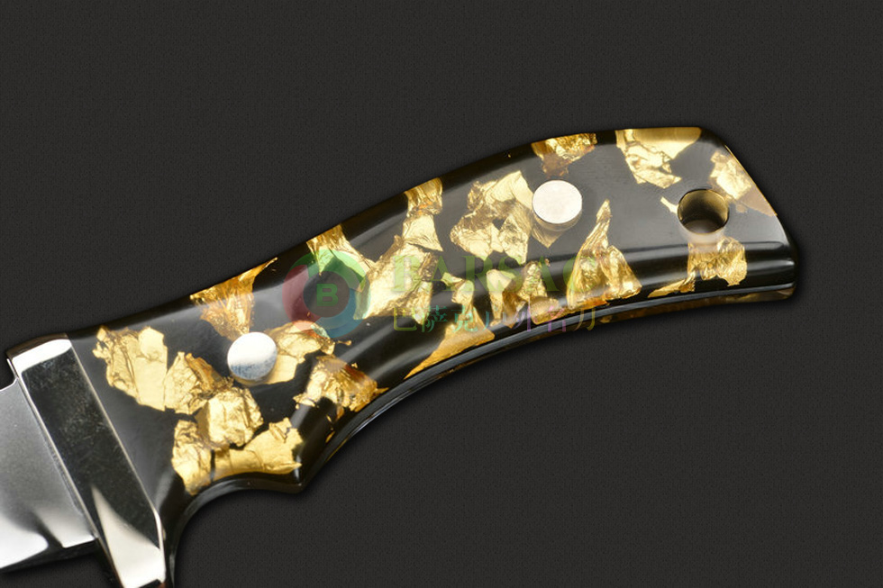 刀具手柄则经过高端合成工艺的处理，黄铜点缀加上高密度的树脂合成的刀柄，彰显出日本顶级名匠的手工工艺之高超