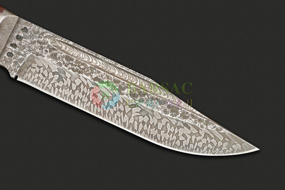 俄罗斯Olamic Cutlery最新推出的这款Voykar HT沃伊卡尔河系列猎刀是在原基础上进行研发和改良，使用专利性的HCVD大马士革钢锻造，刀身修长并密布大理石花纹大马士革花纹