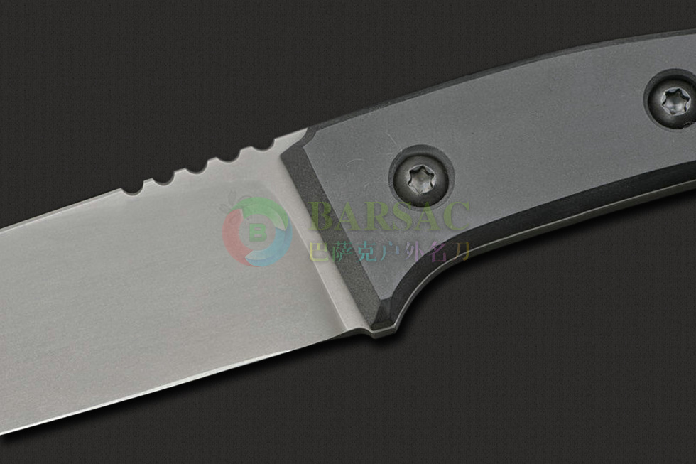 根本朋之Nemoto通常使用D2钢做的刀刃外加层状酚塑料或者G10钢做的刀柄这样的组合。这种只有单调的灰色和黑色的刀具，通过新鲜的外形设计确立了独立的风格