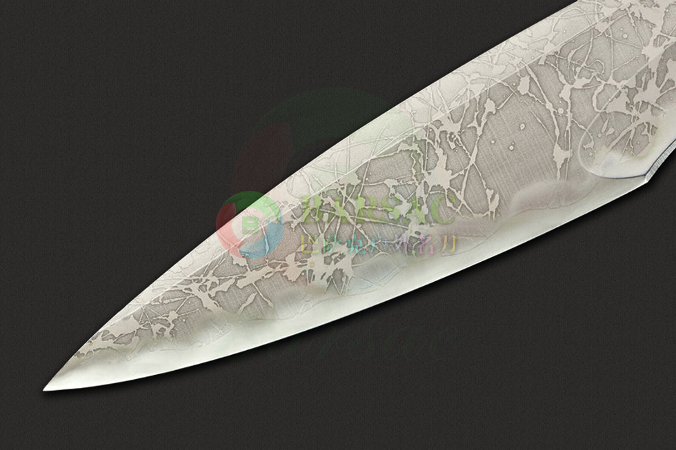 松田菊男这款开山刀采用OU-31钢锻造的刀身拥有极其锋锐的刀尖，多研磨面刀身上采用多研磨面手法进行处理，刃部也采用V磨和凸磨相间的手法进行打磨