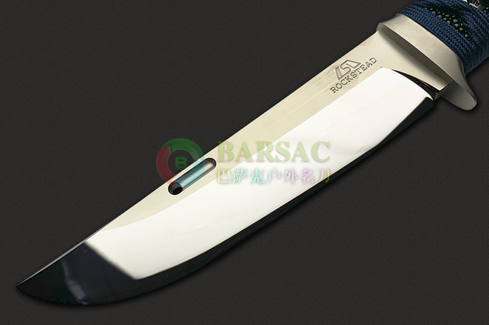 这款战斗直刀是ROCKSTEAD花田洋刀具在2015年美国USN刀展上的藏品，刀身使用CLA189夹钢锻造，刀身中部钢材为ZDP189钢，两侧为VG10，使得刀身硬度可达到67.4HRC左右