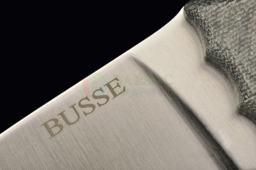 在BUSSE巴斯战斗刀公司创始人Jerry Busse还是个孩子的时候，他花了辛苦赚来的钱购买一把小刀，但是却在修削小树枝时造成刀片破损。就是在这时,他对自己承诺将建造世界上最强壮的刀具，并要拥有出色的刃部保持性以应对任何使用