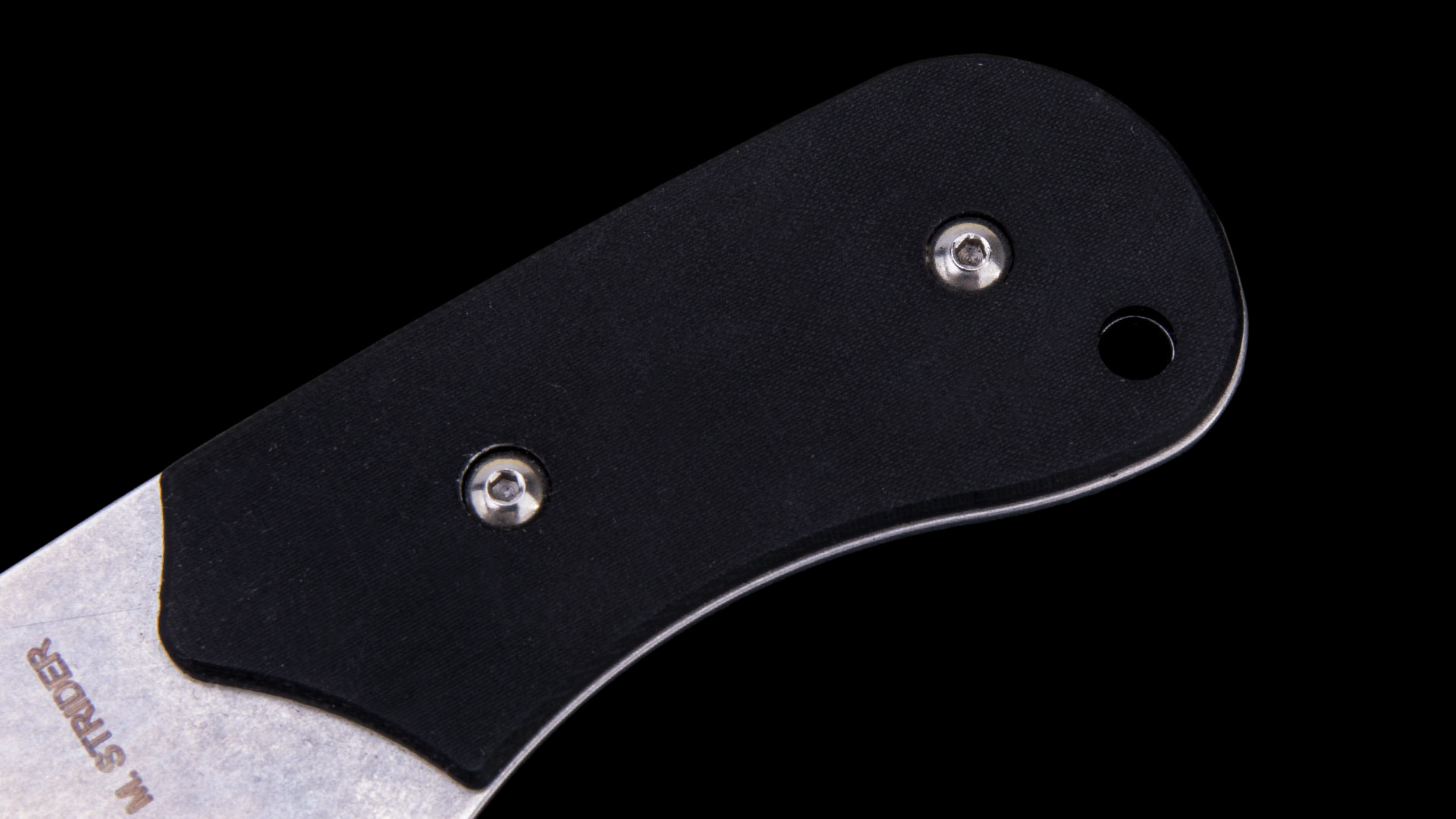 STRIDER挺进者这款直刀作品采用全龙骨结构使得这把刀非常坚实，刀身两侧分别刻有M.STRIDER字样和挺进者标志图案